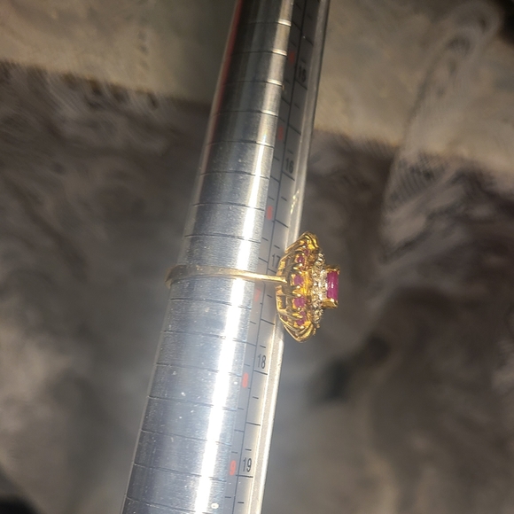 Vintage Natural Ruby & White Diamonds set in yellow gold - Picture 4 of 5